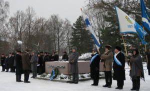Seppeleen lasku marsalkka Mannerheimin haudalle 2016. Kuva Lea Järvikare
